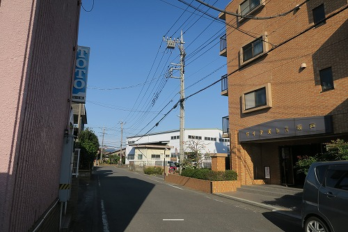 マンション外観と接道