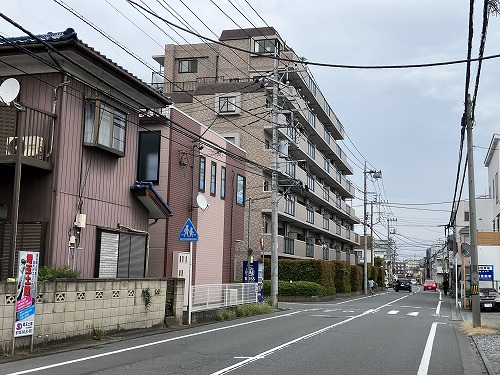 マンション外観と接道